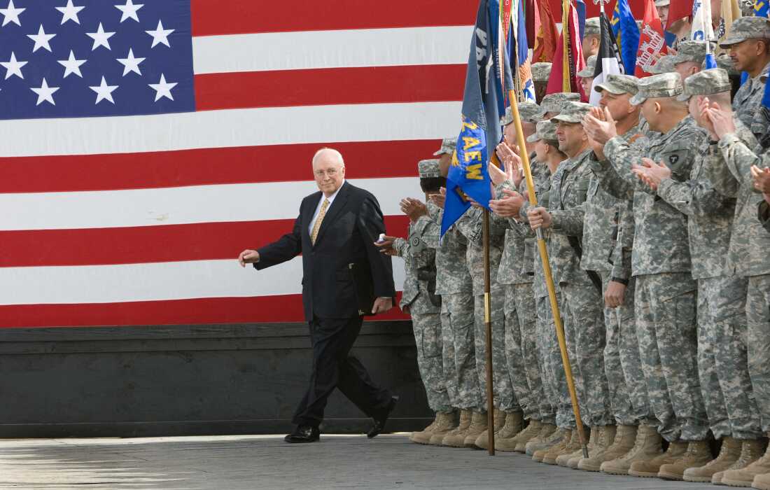 Le vice-président américain Dick Cheney monte sur scène en 2008 pour prononcer un discours devant les troupes américaines en Irak. Cheney avait auparavant été PDG d'Halliburton, une société de services pétroliers qui a récolté de gros bénéfices en Irak.