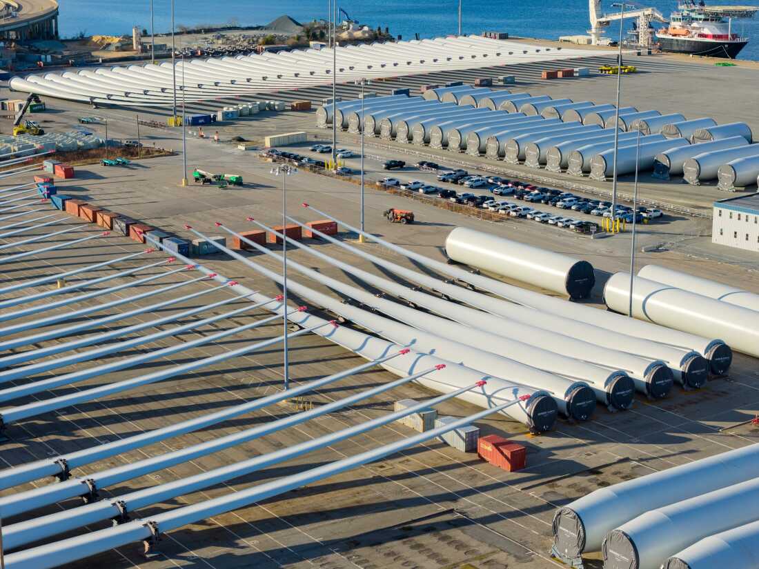 Les bases, générateurs et pales d'éoliennes se trouvent au terminal maritime de Portsmouth, qui est la zone de transit du projet éolien offshore côtier de Virginie de Dominion Energy.