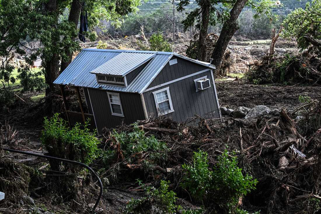 Une maison endommagée près de la rivière Guadalupe à Hunt, au Texas, après que des crues éclair meurtrières ont frappé la région en juillet 2025. 