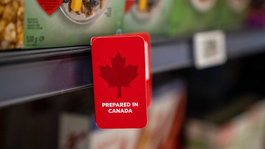 UN "Préparé au Canada" étiquette dans une allée d'épicerie du Real Canadian Superstore le 3 mars 2025 à Toronto, Canada.