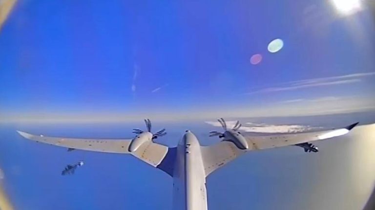 Une première de Bayraktar AKINCI : Touché complet en tir aérien avec des munitions EREN