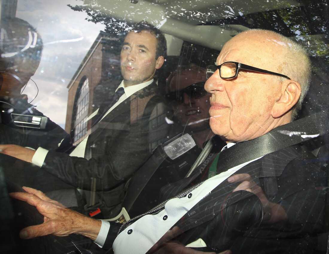 Will Lewis, à gauche, accompagne Rupert Murdoch – son patron de l'époque – le 15 juillet 2011 à Londres, en Angleterre. L’entreprise était alors impliquée dans un énorme scandale de piratage téléphonique.