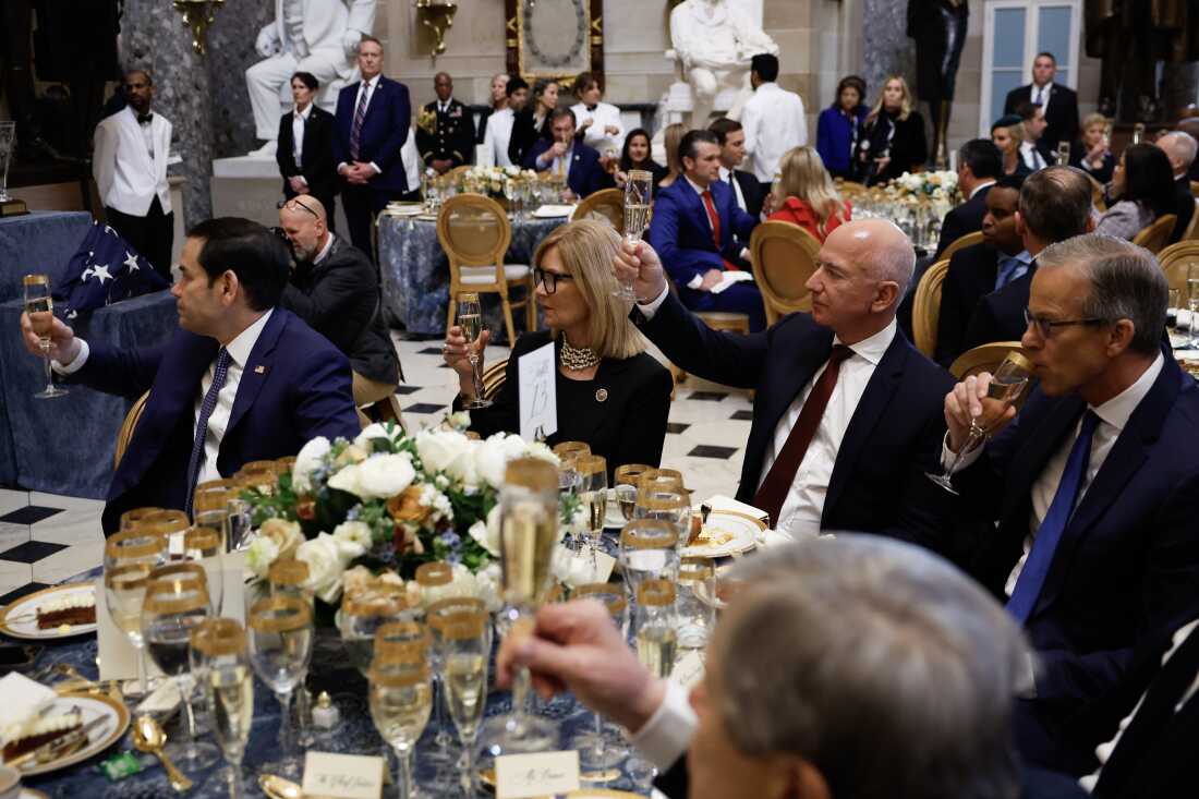 Jeff Bezos, deuxième à droite, est assis avec Marco Rubio, alors candidat au poste de secrétaire d'État, le chef de la majorité au Sénat américain John Thune (R-SD) et Kimberly Thune lors d'un déjeuner après la deuxième investiture du président Trump le 20 janvier 2025.