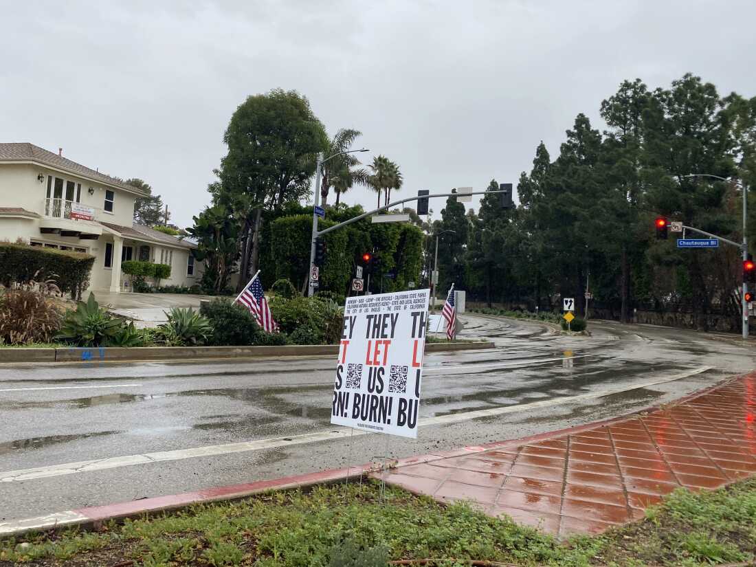 Un panneau de protestation indique "Ils nous ont laissé brûler."