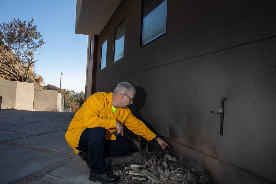 Steve Hawks, de l'Insurance Institute for Business & Home Safety, inspecte une maison après l'incendie d'Eaton. Les braises ont attrapé un tas de matériaux inflammables, mais le revêtement ignifuge de la maison l'a empêché de se propager.