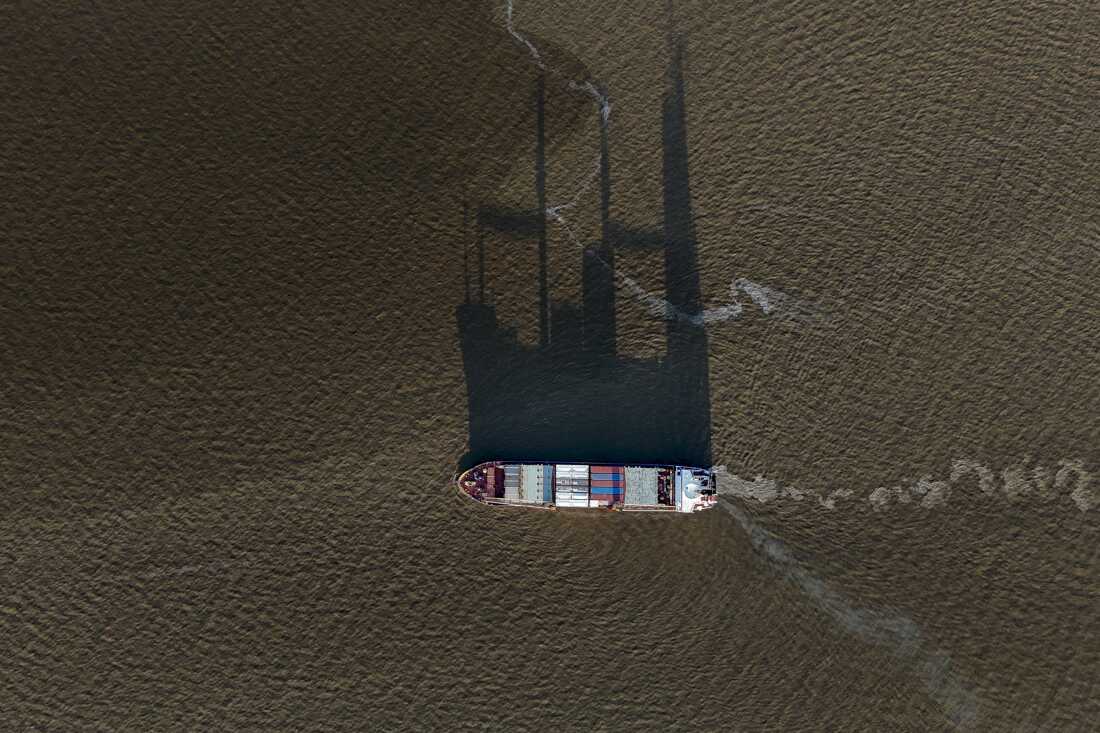 Vue aérienne d'un navire sur la rivière Demerara à Georgetown, Guyane, le 29 août 2025.