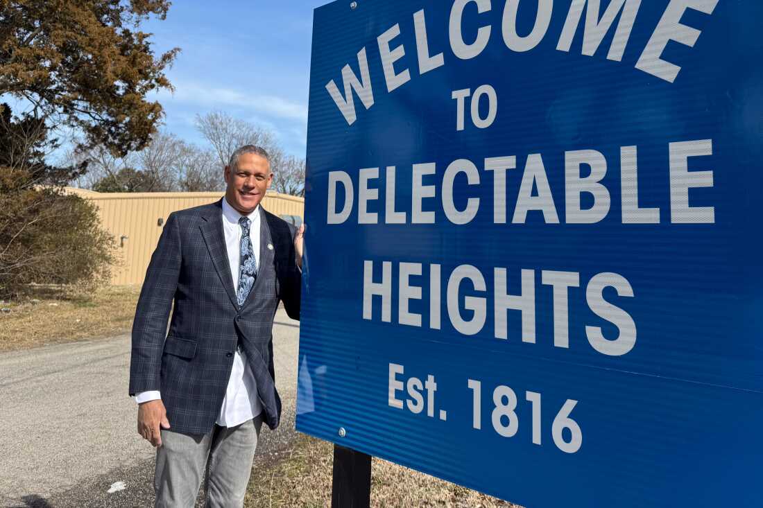 Le conseiller municipal Howard Myers se tient à l'entrée de Delectable Heights à Petersburg, en Virginie.