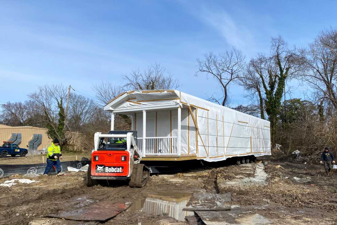 La moitié d'une maison nouvellement arrivée est adossée à une fondation à Petersburg, en Virginie.