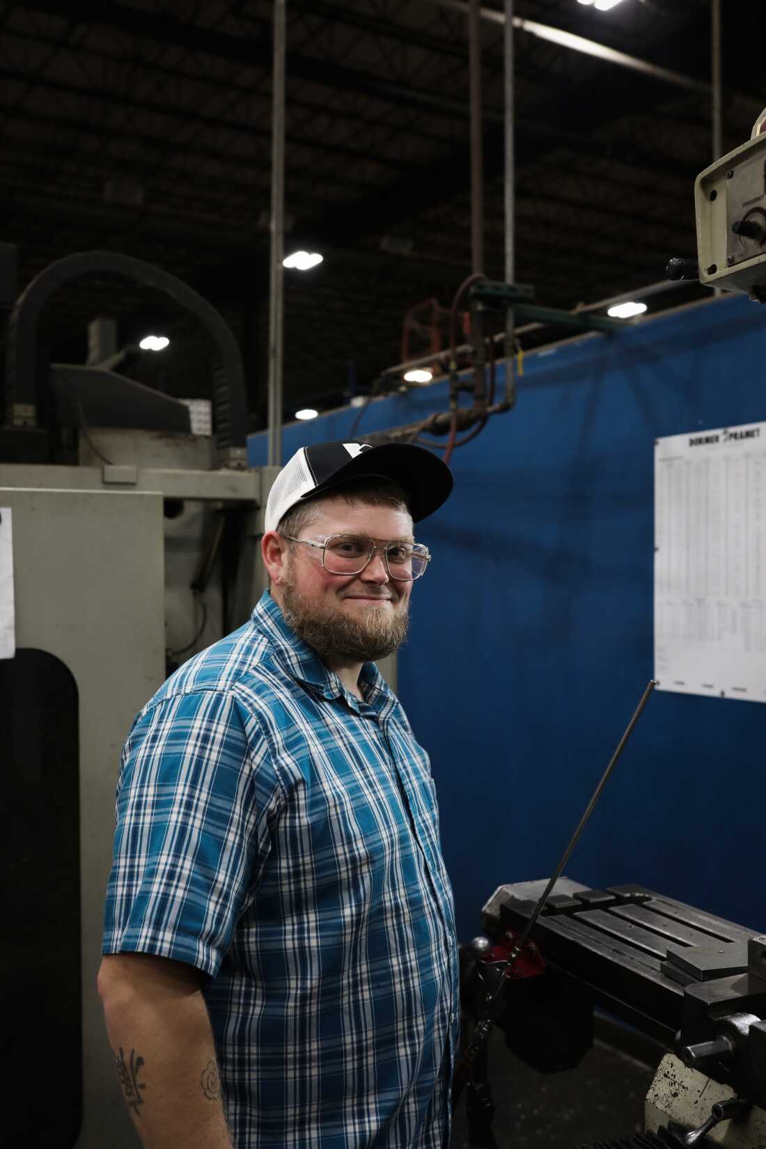 Moss occupe son poste d'outillage et de matrice chez Virco Manufacturing.