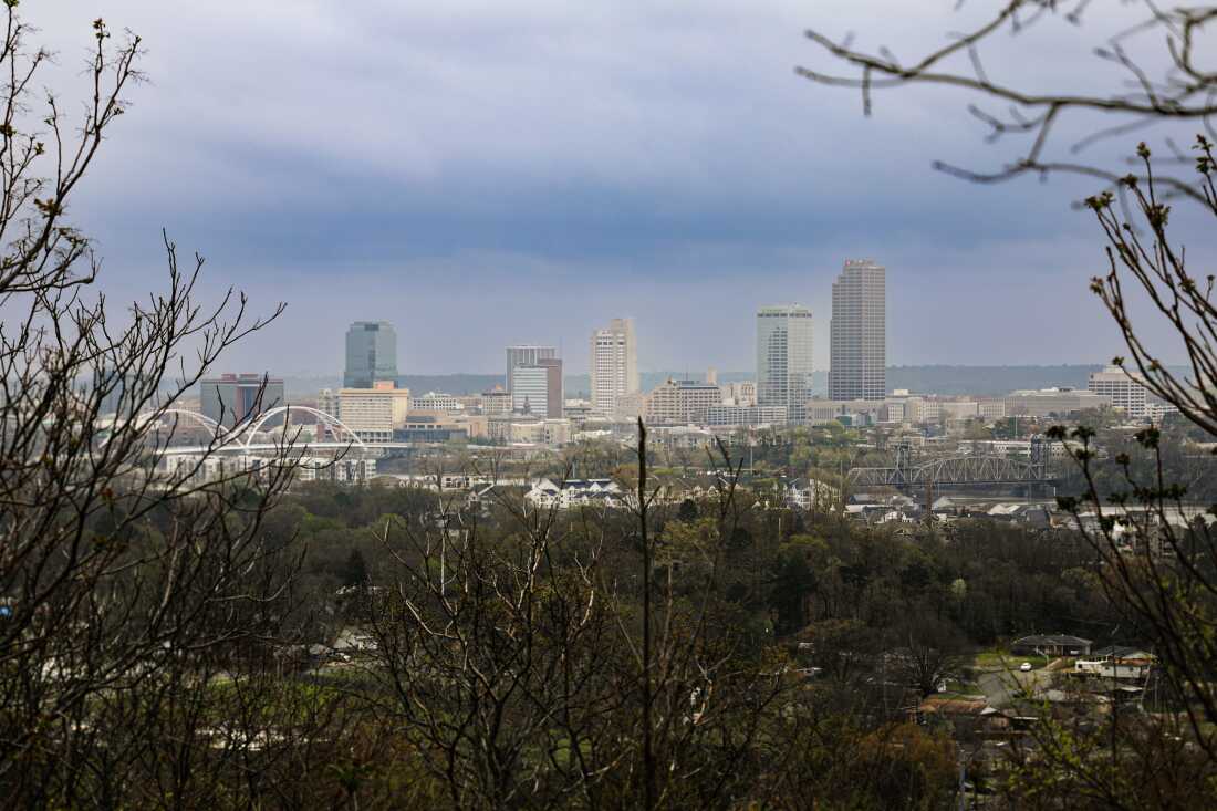 Vue sur les toits de Little Rock par temps nuageux.