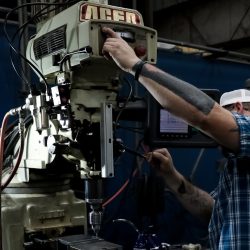 Désespéré d&rsquo;avoir des travailleurs qualifiés, un fabricant de meubles se tourne vers l&rsquo;apprentissage pour se soulager