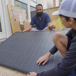 Des panneaux solaires faciles à utiliser arrivent, mais les services publics tentent de les retarder