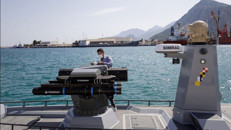 La Marine a ouvert le drapeau ! Le SİDA local est présent dans les médias mondiaux.
