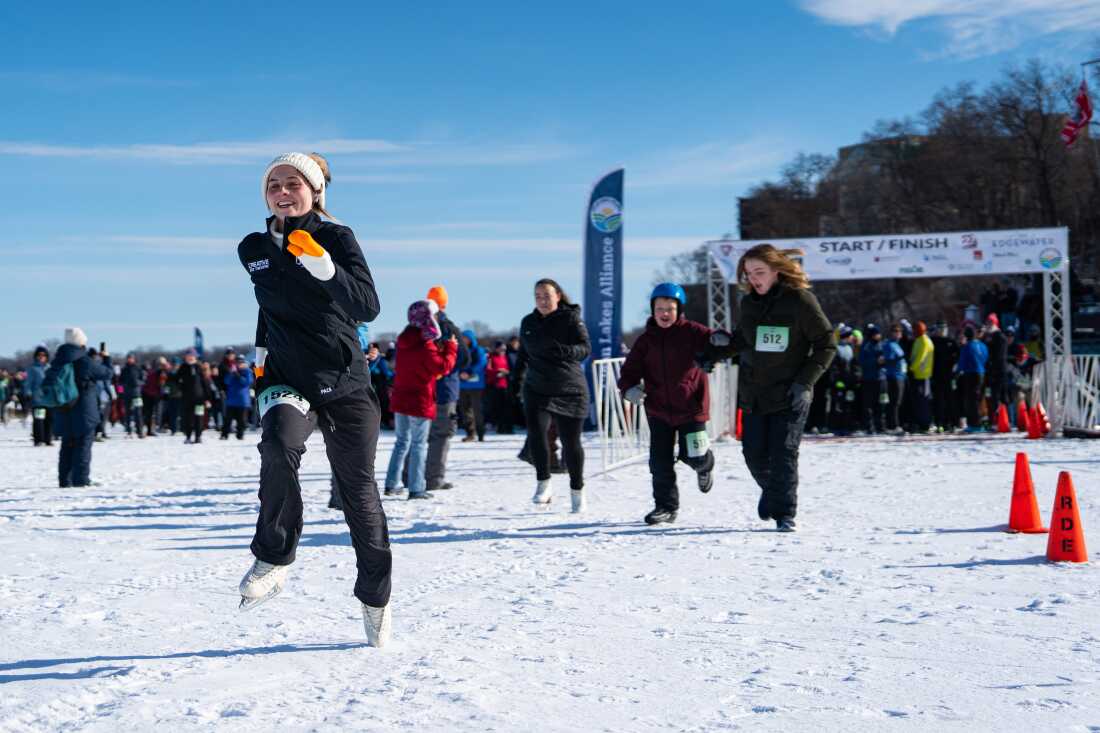 Un concurrent court sur des patins à glace lors d'une course de 5 km au Frozen Assets Festival sur le lac Mendota le samedi 7 février 2026 à Madison, Wisconsin. Photo de Kayla Wolf