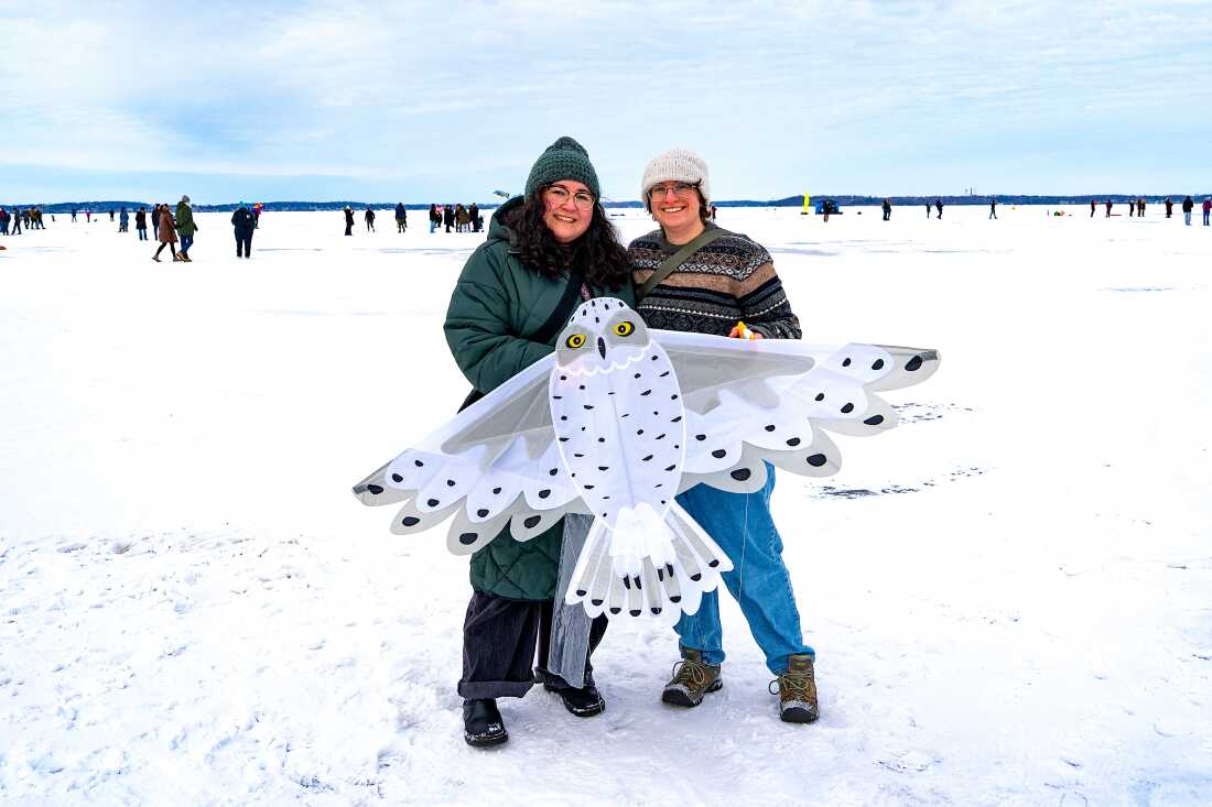 Tannia Serna, à gauche, et Madeline Sudnick posent pour un portrait avec un cerf-volant hibou lors du festival Frozen Assets sur le lac Mendota, le samedi 7 février 2026, à Madison, Wisconsin. Photo de Kayla Wolf