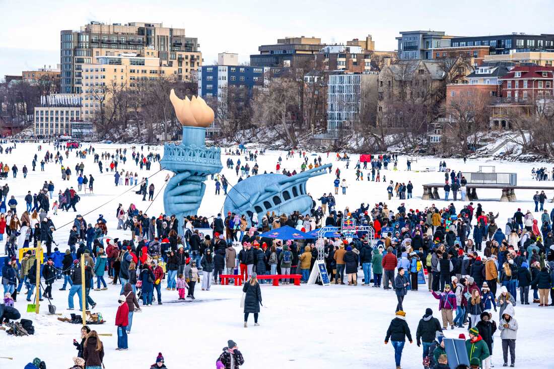 Les gens se rassemblent sur le lac Mendota près d'une couronne et d'une torche gonflables de la Statue de la Liberté lors du carnaval d'hiver à l'UW-Madison le samedi 7 février 2026, à Madison, Wisconsin. Photo de Kayla Wolf