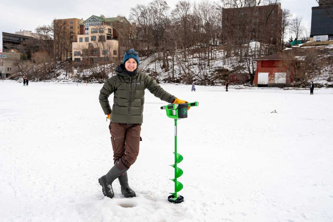 Hilary Dugan, limnologue et professeure agrégée à l'UW-Madison, pose pour un portrait derrière un trou qu'elle a percé avec une tarière électrique lors du Frozen Assets Festival sur le lac Mendota le samedi 7 février 2026, à Madison, Wisconsin. Photo de Kayla Wolf