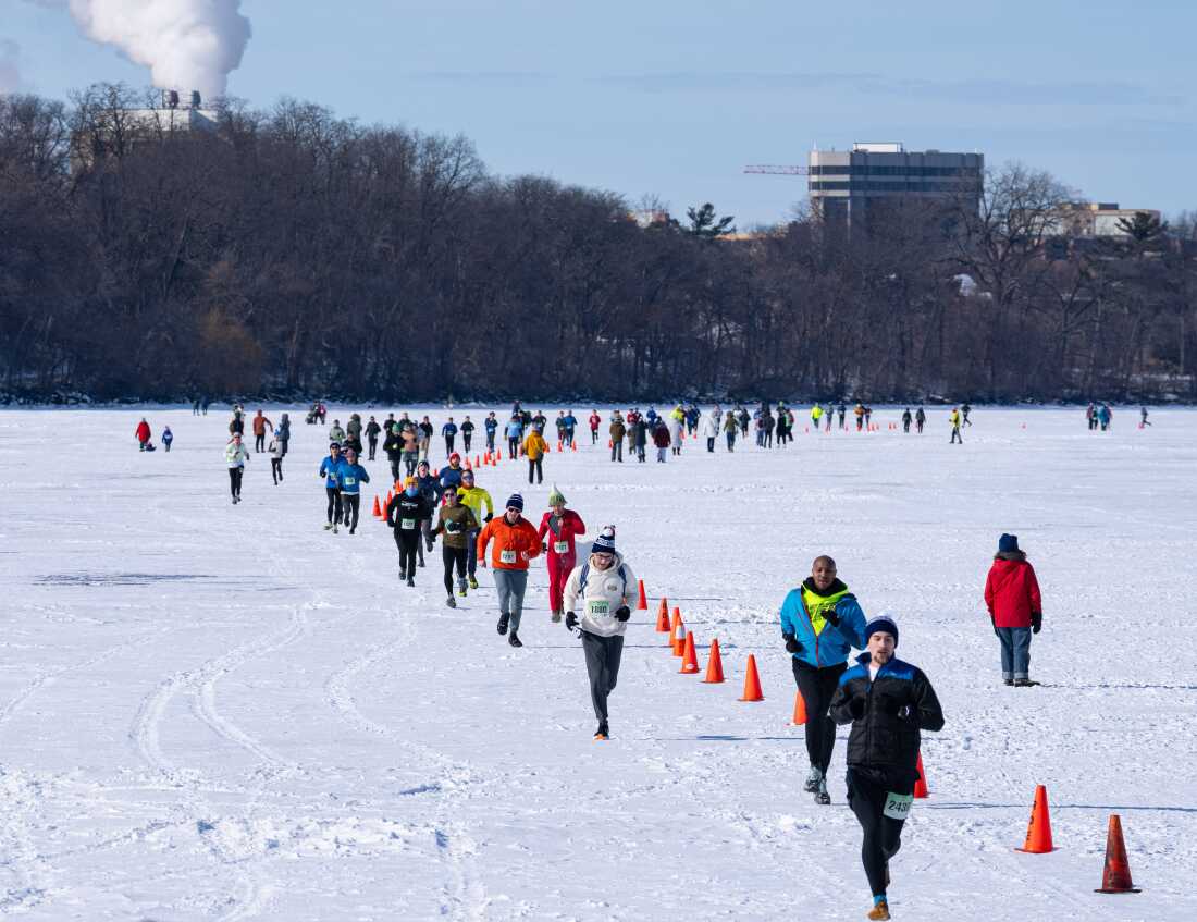 Les concurrents courent pendant un 5 km au Frozen Assets Festival sur le lac Mendota le samedi 7 février 2026, à Madison, Wisconsin. Photo de Kayla Wolf