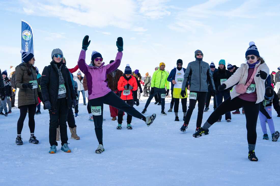 Les coureurs s'échauffent avant un 5 km lors du Frozen Assets Festival sur le lac Mendota, le samedi 7 février 2026, à Madison, Wisconsin. Photo de Kayla Wolf