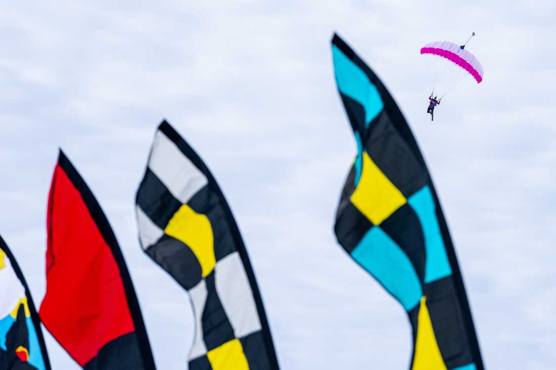 Un parachutiste glisse dans les airs lors du Frozen Assets Festival sur le lac Mendota, le samedi 7 février 2026, à Madison, Wisconsin. Photo de Kayla Wolf