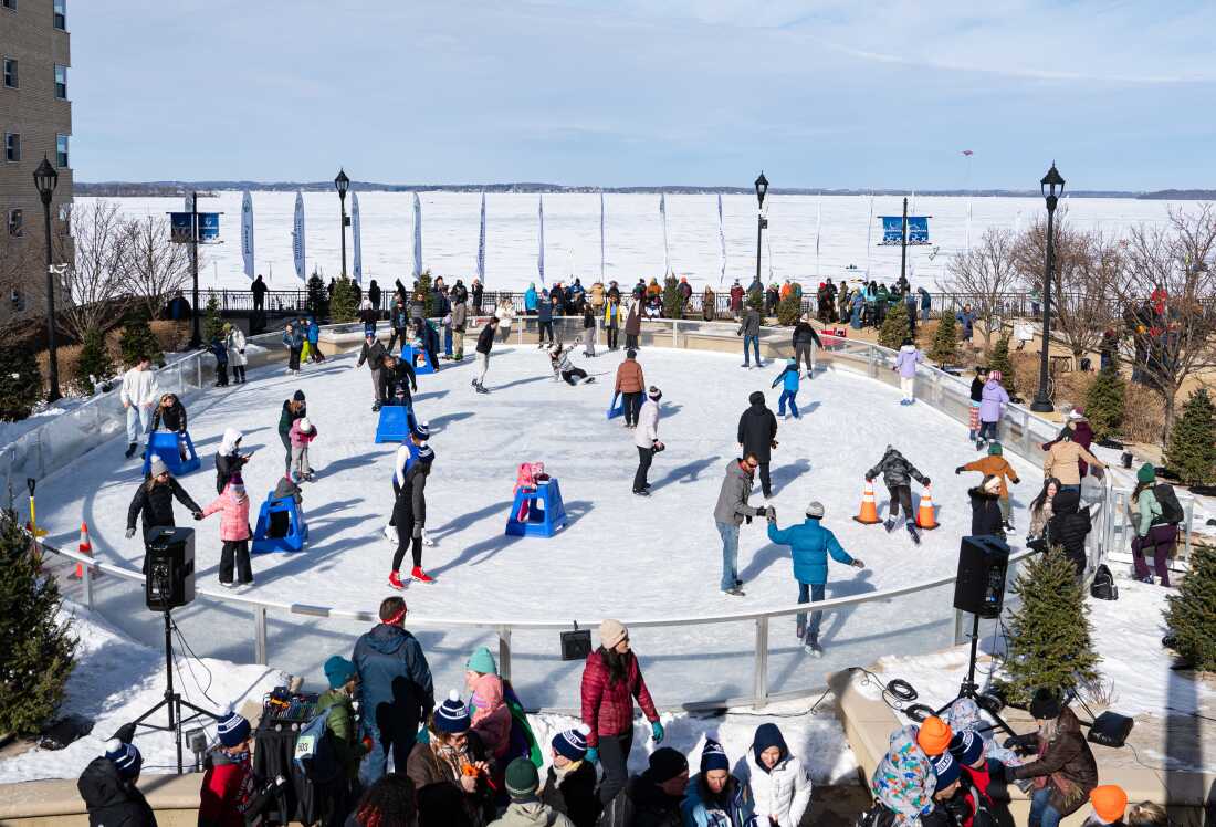 Les gens patinent sur la glace lors du Frozen Assets Festival à la patinoire de l'hôtel Edgewater, le samedi 7 février 2026, à Madison, Wisconsin. Photo de Kayla Wolf