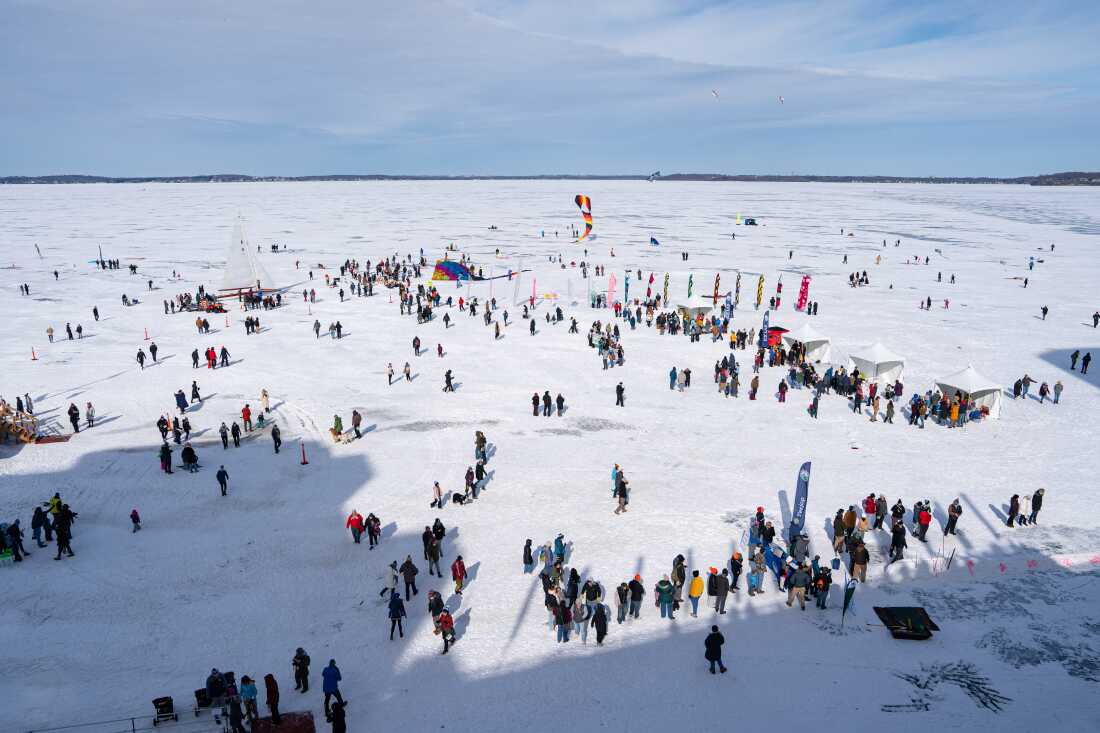 Les gens se rassemblent sur le lac Mendota lors du Frozen Assets Festival, le samedi 7 février 2026, à Madison, Wisconsin. Photo de Kayla Wolf