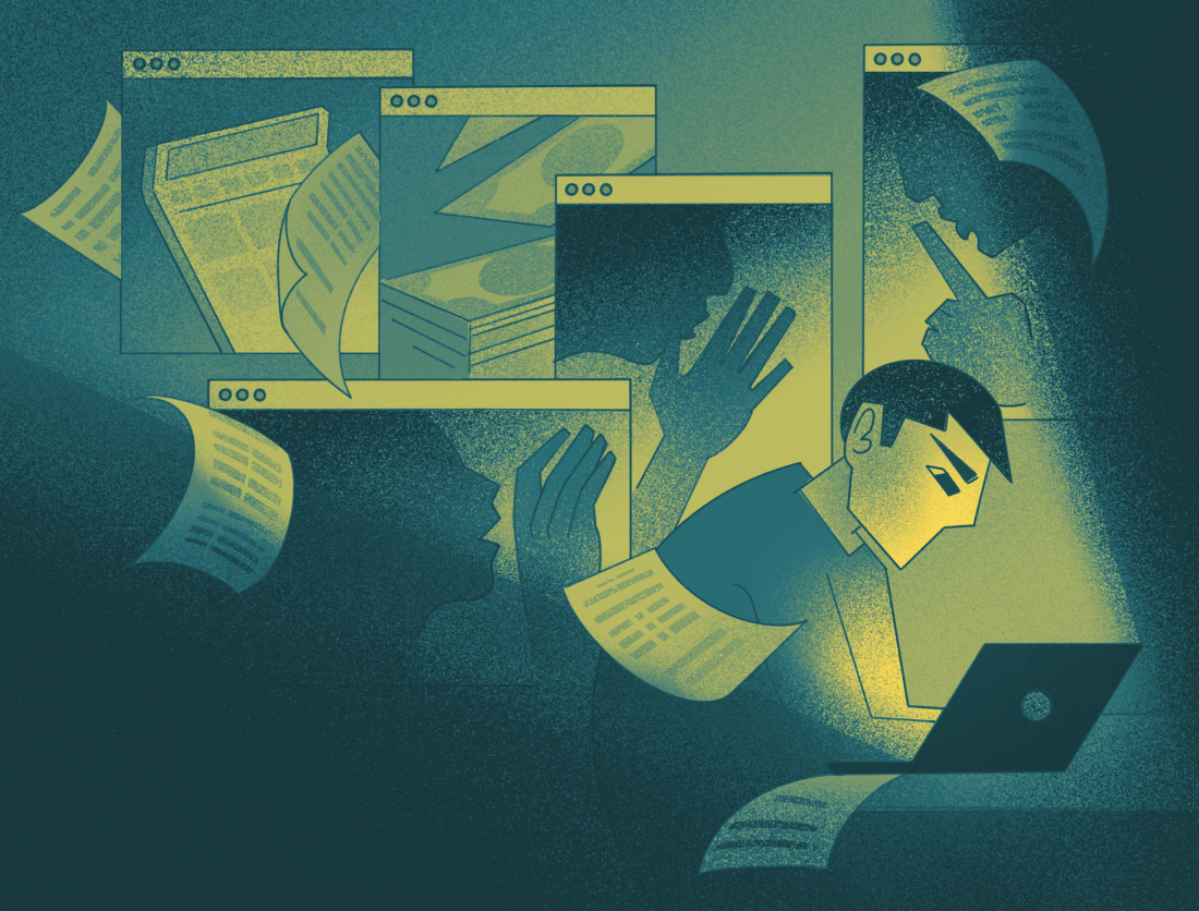 Un homme regarde son ordinateur portable et essaie de faire ses impôts, et la lumière de l'ordinateur portable crée des silhouettes sombres derrière lui. 