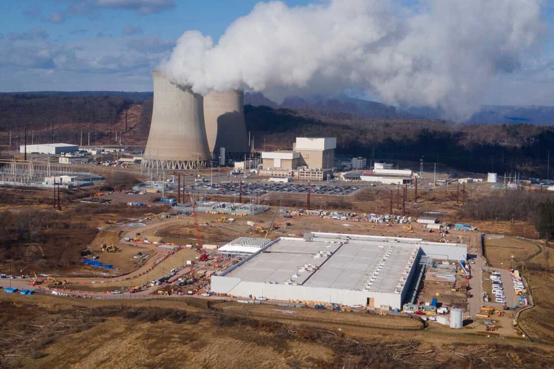 Un centre de données appartenant à Amazon Web Services, à l'avant droit, est en construction à côté de la centrale nucléaire de Susquehanna à Berwick, en Pennsylvanie, le 14 janvier 2025.