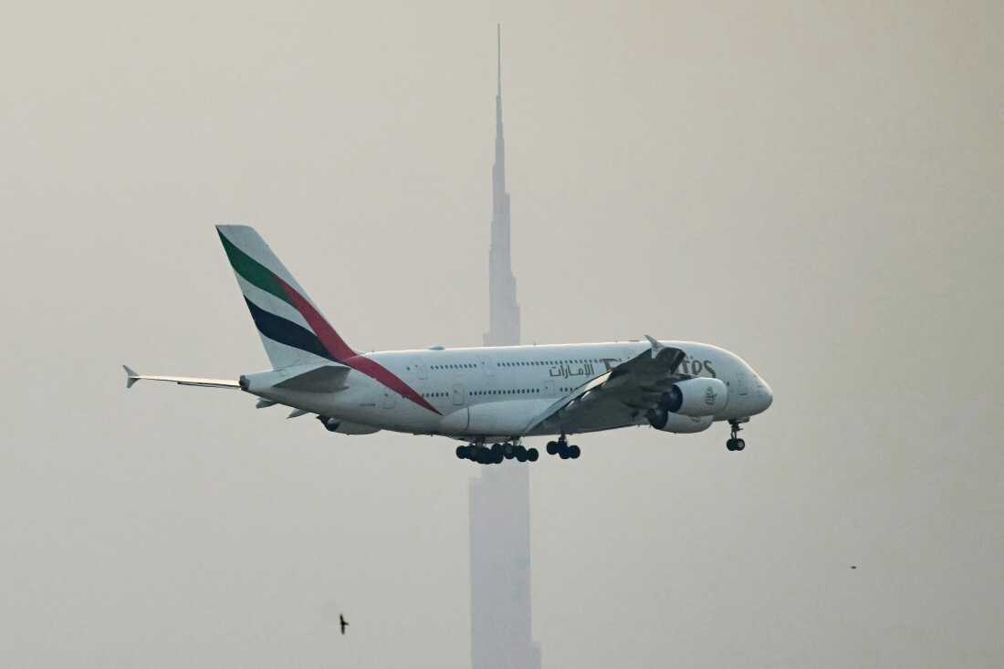 Les États-Unis et d’autres pays ont accepté d’exploiter leurs réserves de pétrole, mais cette décision pourrait ne pas faire grand-chose pour faire baisser rapidement les prix du carburéacteur, a déclaré un expert à NPR. C'est une des façons dont la violence au Moyen-Orient peut affecter les vols à travers le monde. Ici, un avion de ligne d'Emirates se prépare à atterrir dimanche au principal aéroport de Dubaï.