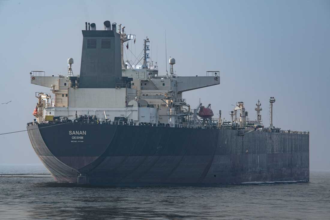 Le pétrolier brut Sanan est aperçu dans les eaux côtières près de Bandare Asaluyah, en Iran, le 27 janvier 2026. Le condensat est chargé sur des pétroliers après avoir été traité dans les raffineries de gaz de Bandare Asaluyah.