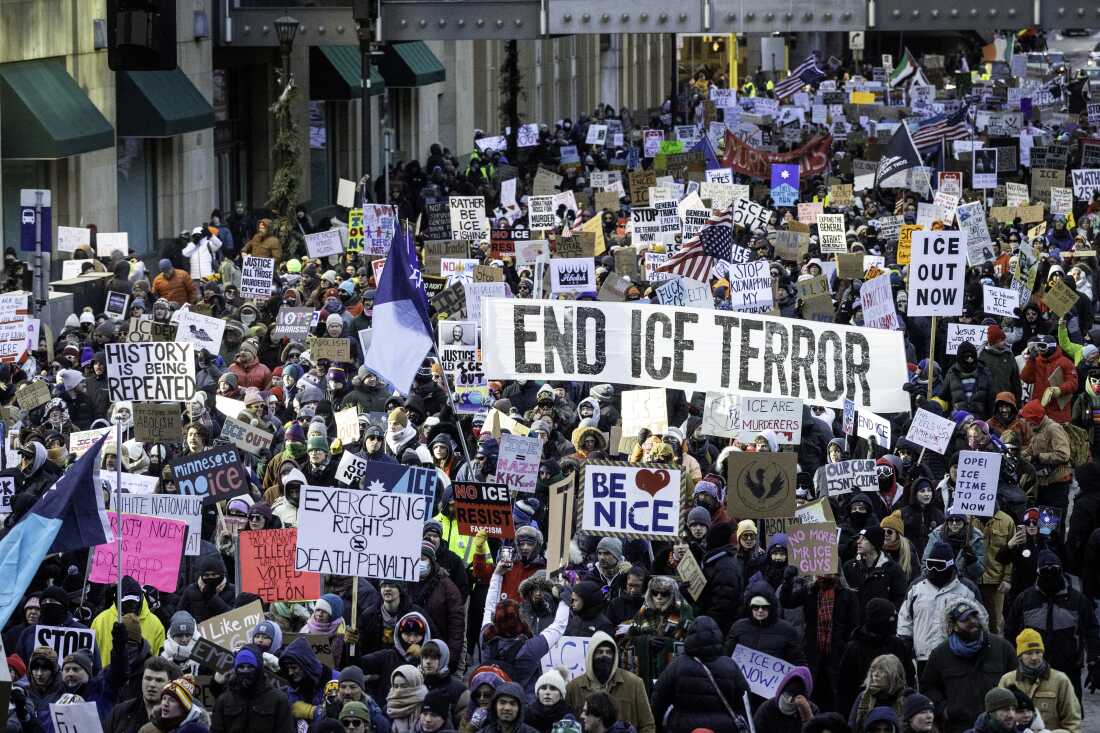 Des manifestants défilent à Minneapolis le 30 janvier pour réclamer la fin des opérations d'ICE au Minnesota.