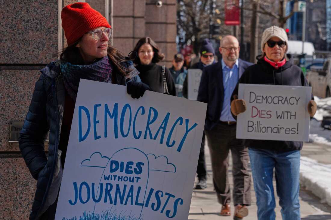Sarah Kaplan, journaliste au Washington Post, manifeste devant le siège du journal le jeudi 5 février 2026. Le même jour, le PDG Will Lewis a été photographié lors des NFL Honors à San Francisco.