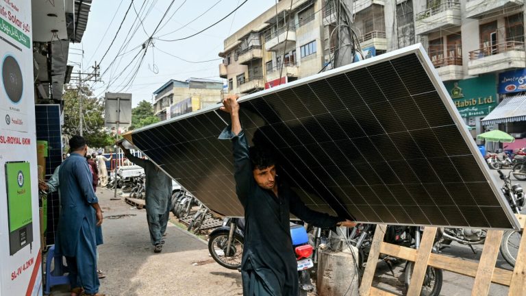 L’énergie solaire et les véhicules électriques aident les pays à surmonter la crise énergétique liée à la guerre en Iran : NPR