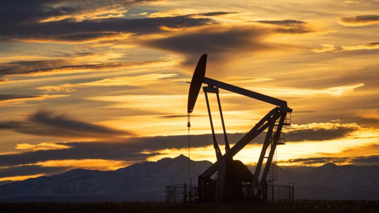 Les États-Unis donnent une « autorisation temporaire » pour acheter du pétrole russe