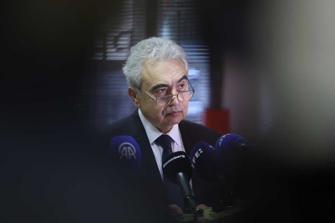 Le directeur exécutif de l'Agence internationale de l'énergie, Fatih Birol, s'exprime vendredi à Bruxelles lors d'une conférence de presse concernant les développements récents sur les marchés mondiaux de l'énergie.