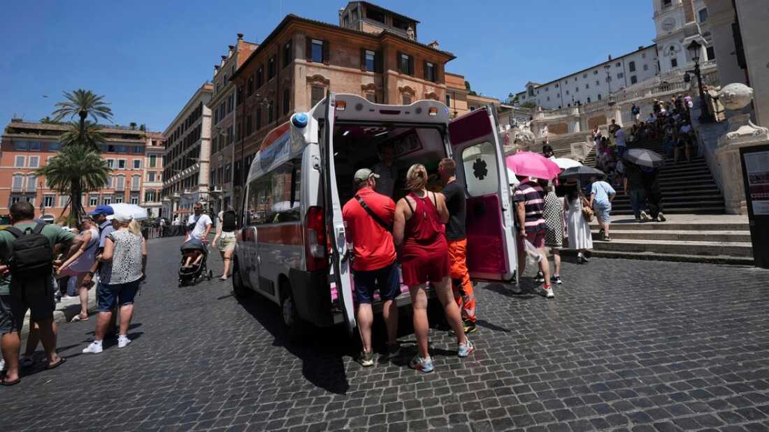 Les ambulanciers paramédicaux fournissent de l'aide le 1er juillet aux touristes et aux résidents avec une ambulance à côté de la place historique d'Espagne à Rome, en Italie.
