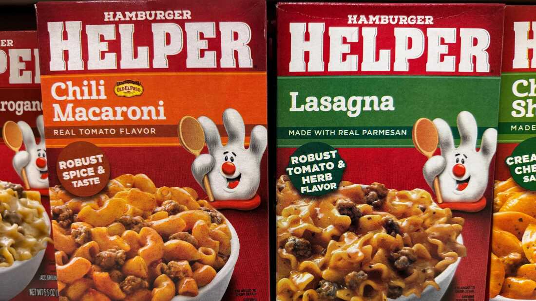 Des paquets de Hamburger Helper sont exposés sur les étagères d'une épicerie le 23 septembre 2025 à San Anselmo, en Californie.