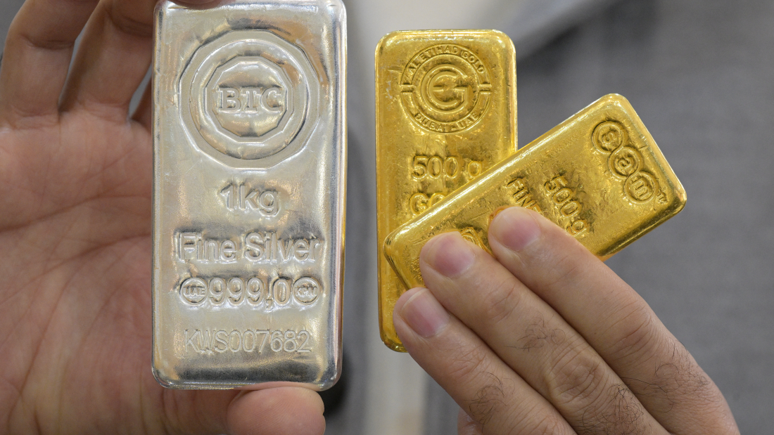 Un bijoutier présente des lingots d'or et d'argent dans sa boutique du centre-ville de Koweït.