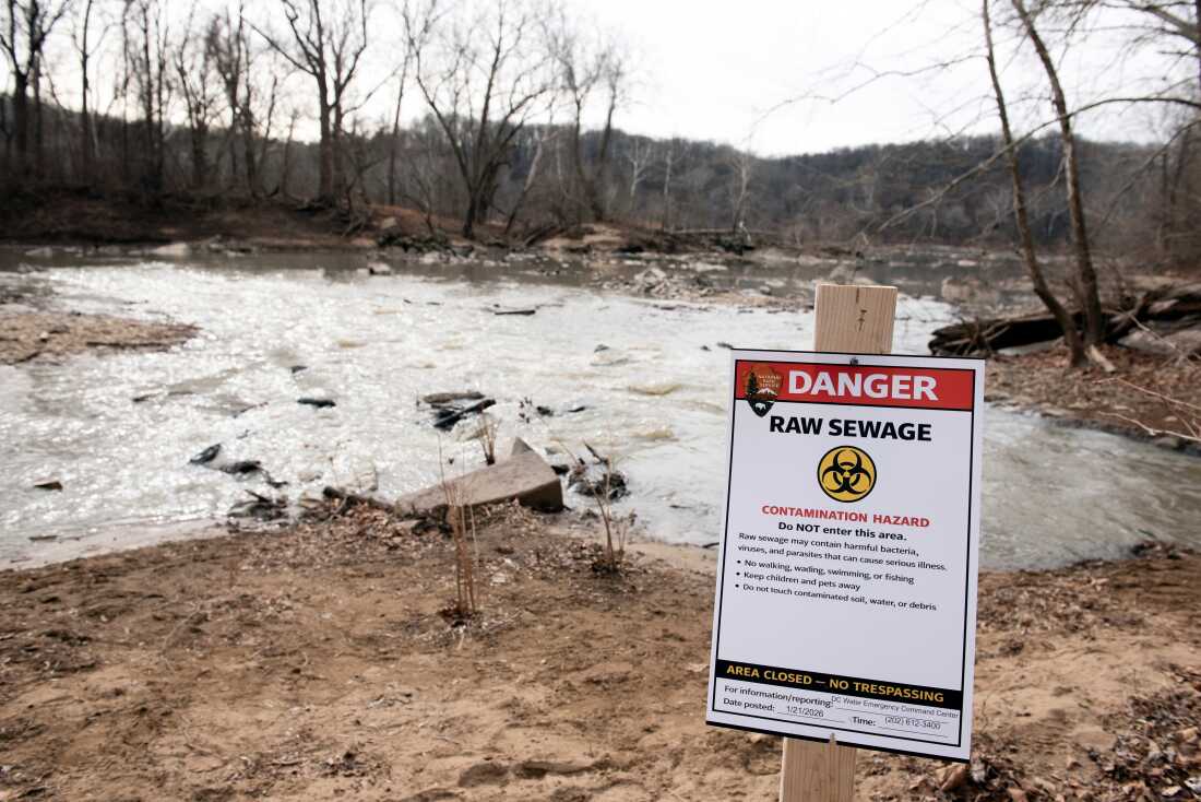 Un panneau d'avertissement a été placé en janvier sur le site d'une rupture massive de canalisation, alors que les eaux usées se déversaient dans la rivière Potomac à Glen Echo, dans le Maryland.