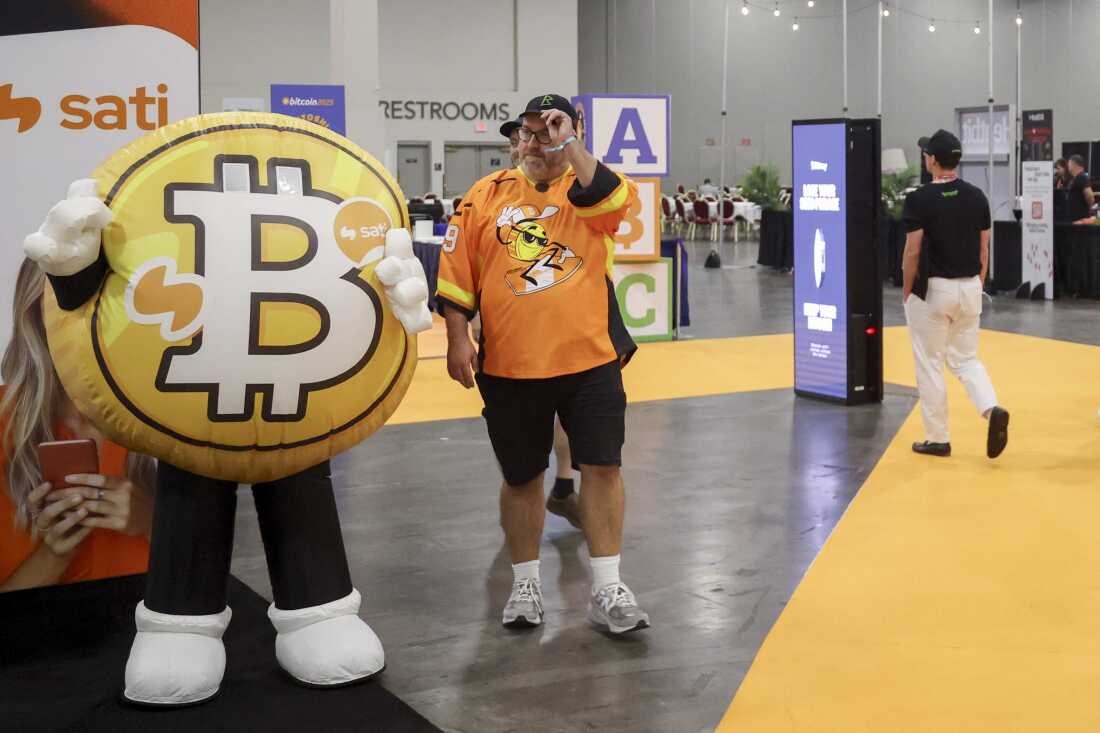 Les participants passent devant la mascotte Bitcoin lors de la conférence Bitcoin au Venetian Las Vegas à Las Vegas le 27 mai 2025.