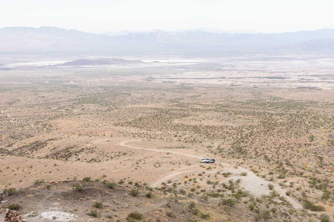 Vue depuis le sommet d'une colline de la chaîne de montagnes Nopah dans la Vallée de la Mort, en Californie, le dimanche 22 mars 2026. Photos pour NPR par Krystal Ramirez