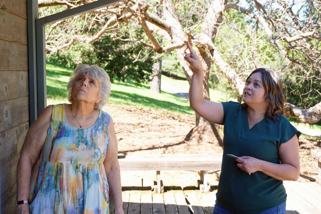 Tanya Harlow, responsable de la résilience aux incendies de forêt du comté d'El Dorado, examine la maison d'Adele Montgomery, résidente de Placerville. Sa maison fait partie d'un nouveau programme visant à moderniser les maisons avec des matériaux résistants au feu, mais il est bloqué depuis un an en raison de retards à la FEMA.