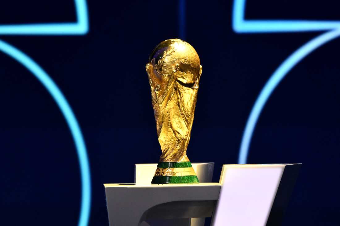Le trophée de la Coupe du Monde de la FIFA est exposé lors de la cérémonie de tirage au sort officielle qui s'est tenue au John F. Kennedy Center for the Performing Arts à Washington, DC, le 5 décembre 2025.