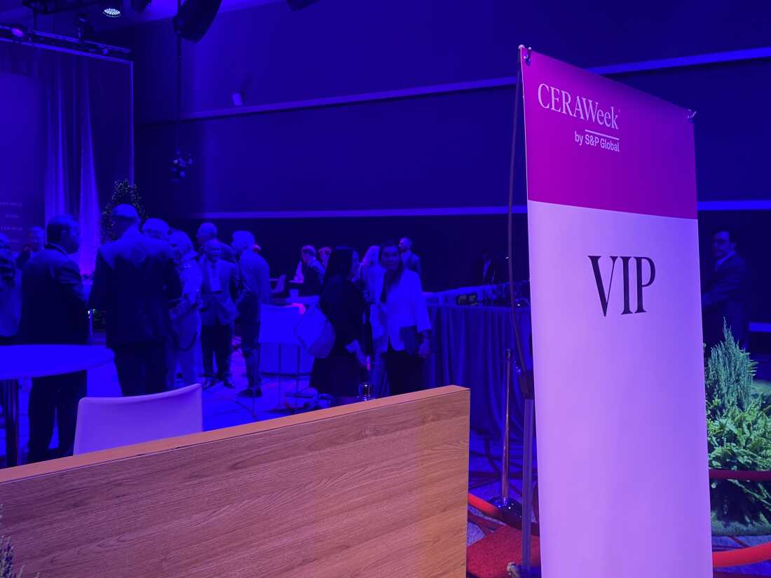 Le secrétaire à l'Énergie Chris Wright s'entretient avec le PDG de Cheniere, Jack Fusco, lors d'un événement organisé à CERAWeek par S&P Global, une conférence annuelle de l'industrie à Houston le mois dernier. Les lumières d'ambiance sont bleues.