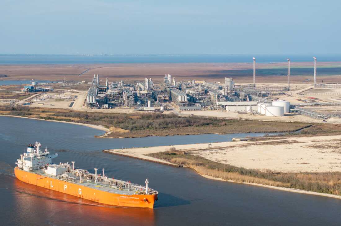   Dans une vue aérienne, l'usine de gaz naturel liquéfié de Sabine Pass appartenant à Cheniere Energy est vue le 10 février 2025 à Cameron, en Louisiane.