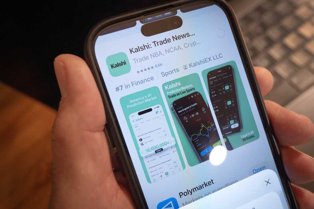 Une application pour Kalshi, un site de marché de prédiction en ligne, s'affiche sur un téléphone. Plusieurs États ont tenté d’empêcher l’entreprise de fonctionner, invoquant les lois nationales sur les jeux de hasard. Mais le gouvernement fédéral a intenté une action en justice pour bloquer ces lois étatiques afin de permettre à Kalshi et à d’autres marchés de prédiction de fonctionner.
