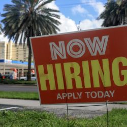 Le marché du travail reprend vie en mars alors que les employeurs créent 178 000 emplois