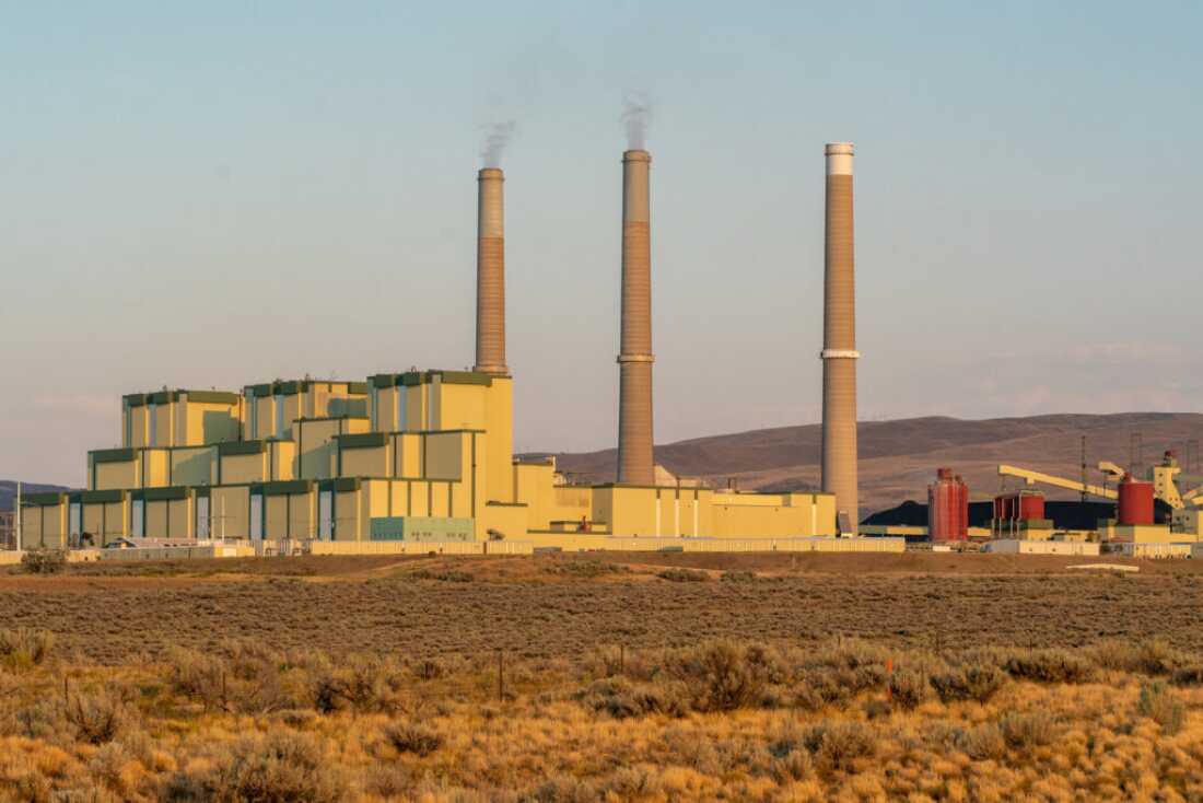 Craig Station est un complexe de trois centrales électriques au charbon situées dans le nord-ouest du Colorado. Ses exploitants prévoyaient de mettre hors service une unité fin 2025 et de construire des parcs éoliens et solaires pour la remplacer. Mais l’administration Trump a ordonné que l’unité reste ouverte et disponible pour le moment.