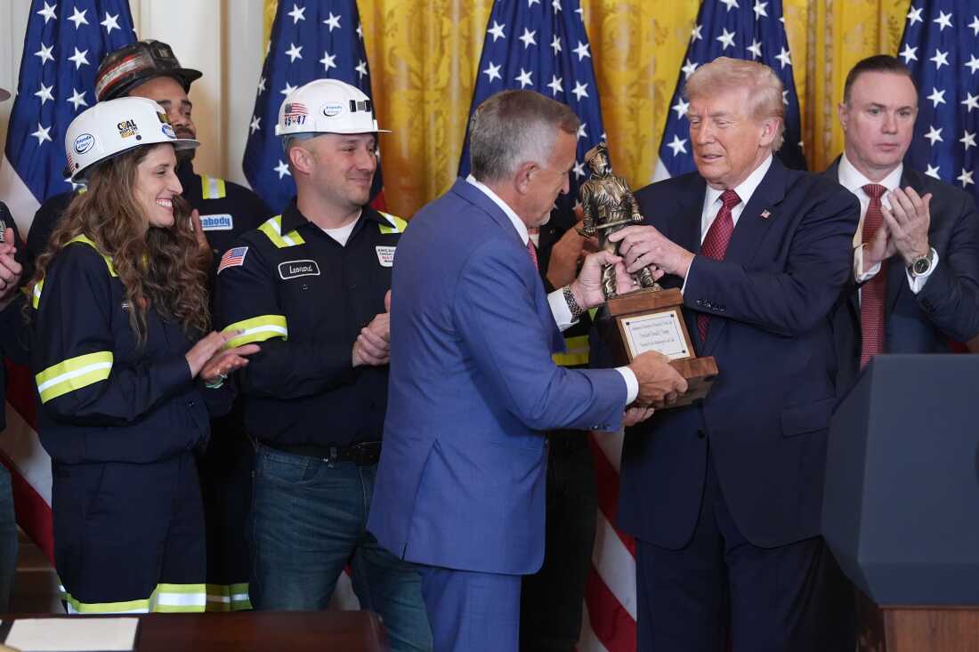 L’administration Trump a pris des mesures pour soutenir l’industrie du charbon, notamment en ordonnant aux services publics de maintenir les centrales au charbon ouvertes au-delà de leurs dates de mise hors service prévues. Lors d'un événement à la Maison Blanche en février, le président s'est vu remettre un trophée par Jim Grech, président-directeur général de Peabody Energy et président du National Coal Council.