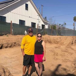 Les victimes de la catastrophe climatique reconstruisent en utilisant des maisons préfabriquées, du plus boxy au sur mesure